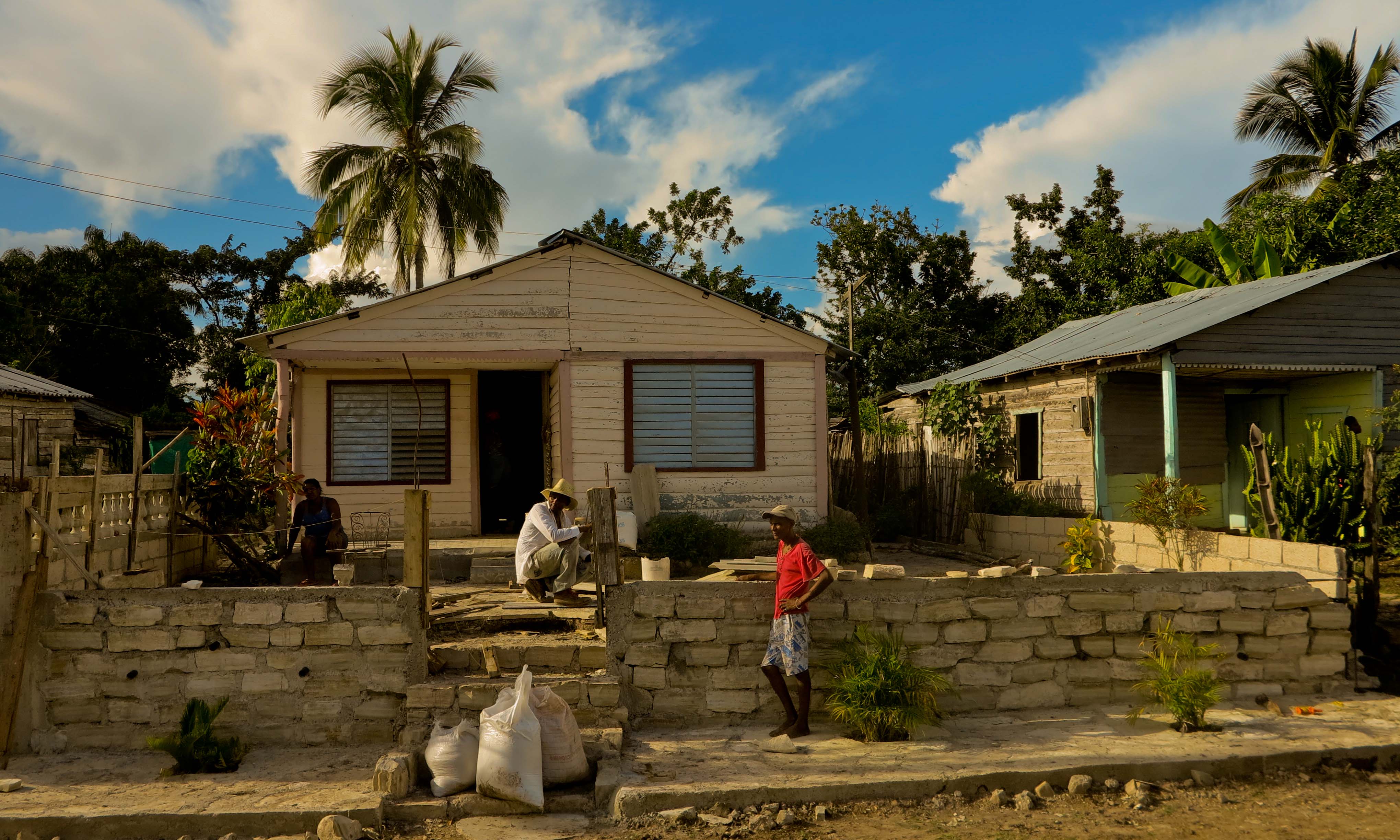 Habitantes de Jutinicú todavía reconstruyen sus casas (Foto: Mónica Baró)