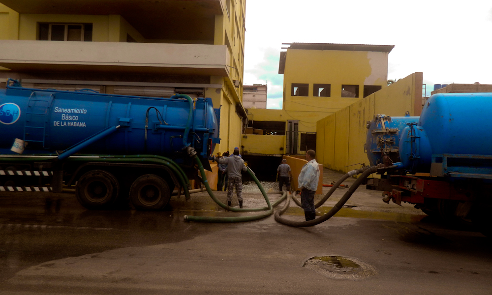 Los camiones de alta presión de la Empresa de Saneamiento de La Habana dragan el sótano del Centro de Negocios de 1ra. y B (Foto: Jorge Carrasco)