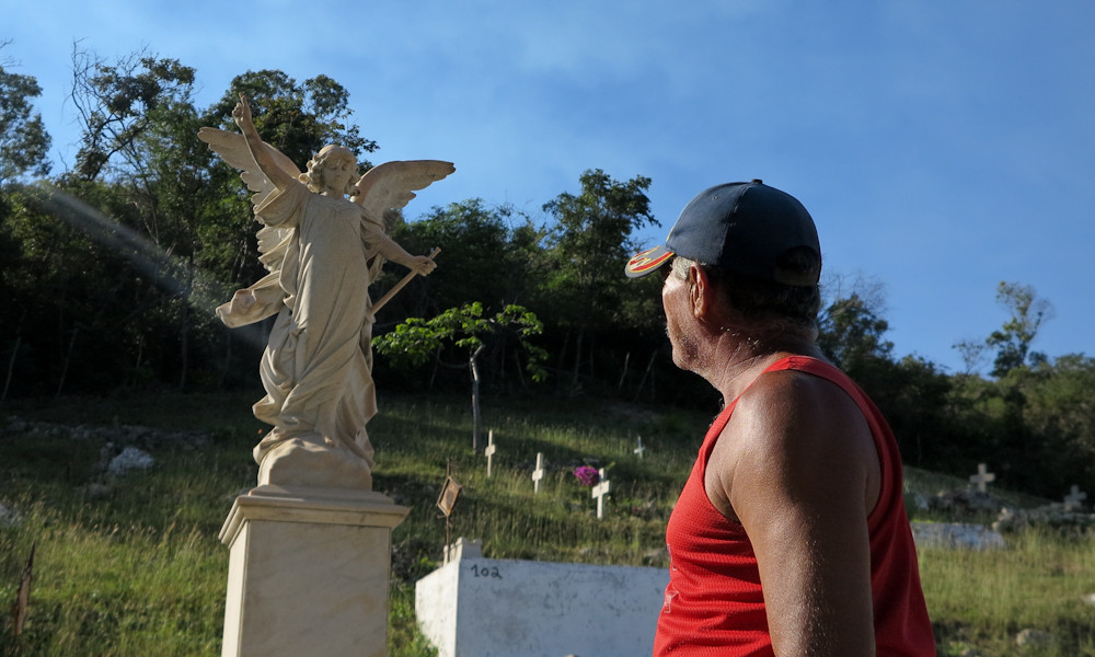 Cucho es el administrador del cementerio La Socapa desde hace 13 años (Foto: Geisy Guia)