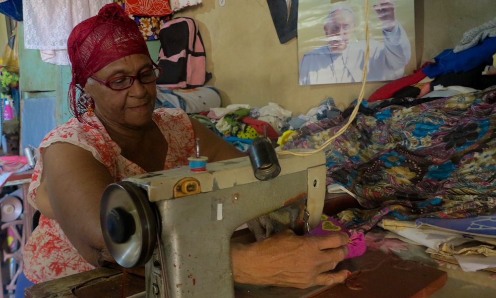 La máquina de coser sustenta a Miriam desde hace casi veinte años (Foto: Elaine Díaz)