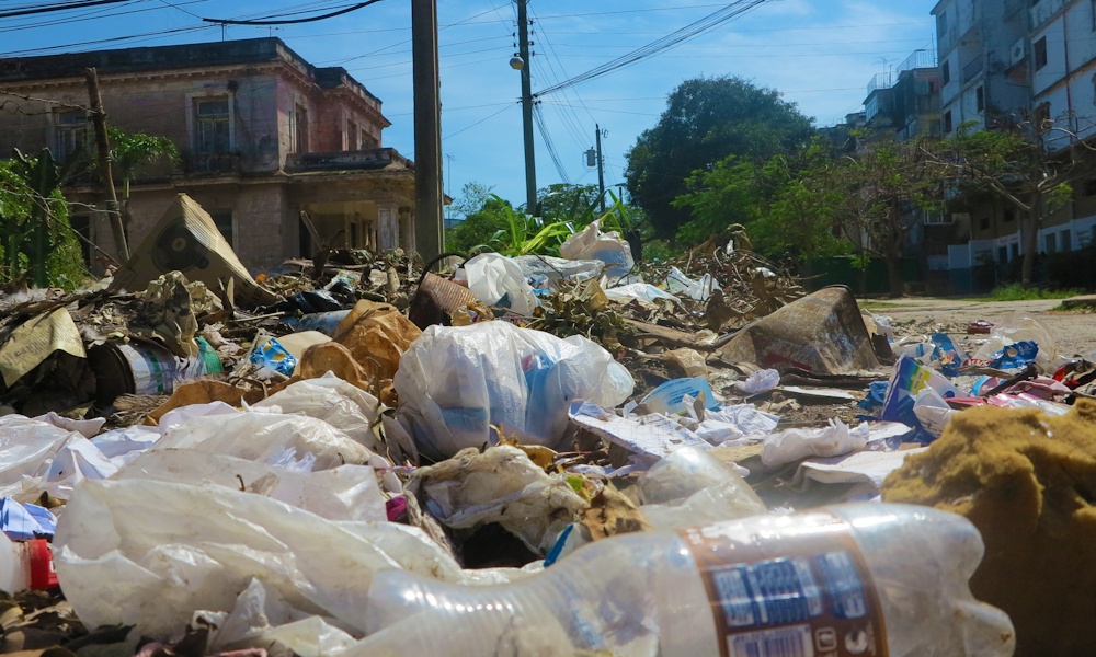 En las calles de Cojímar está la basura, y en la playa de Cojímar, y en el río (Foto: Tomás Ernesto Pérez)