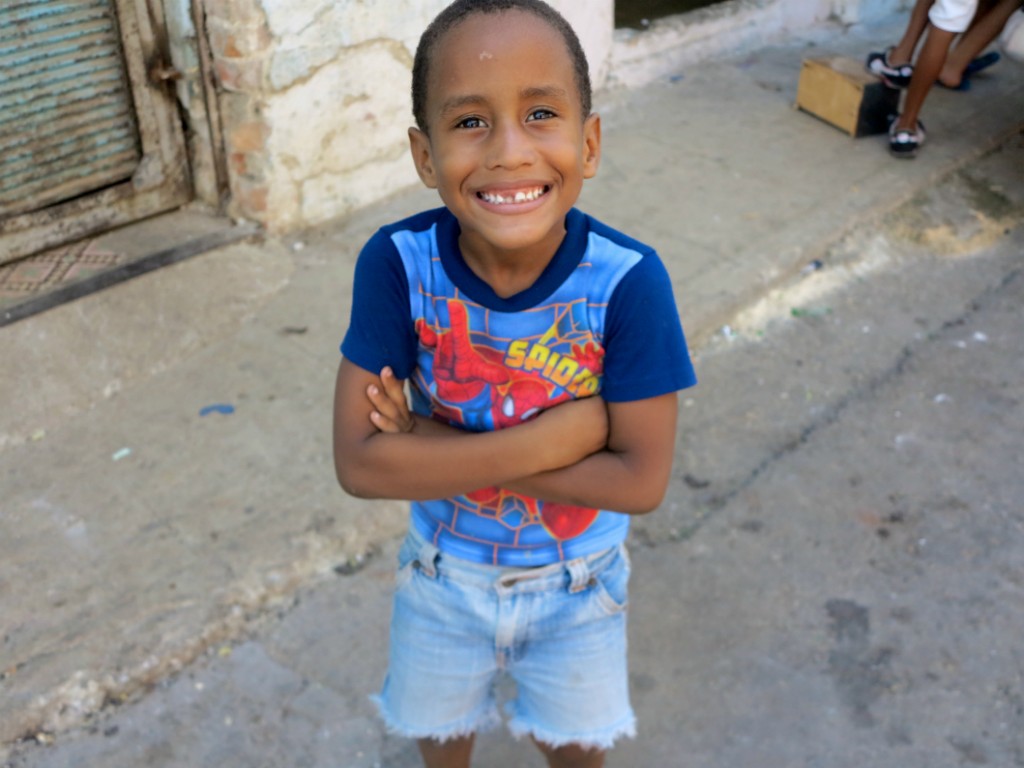 Un niño camina por las calles de Pueblo Nuevo, Centro Habana, mientras entrevistamos a residentes en la zona