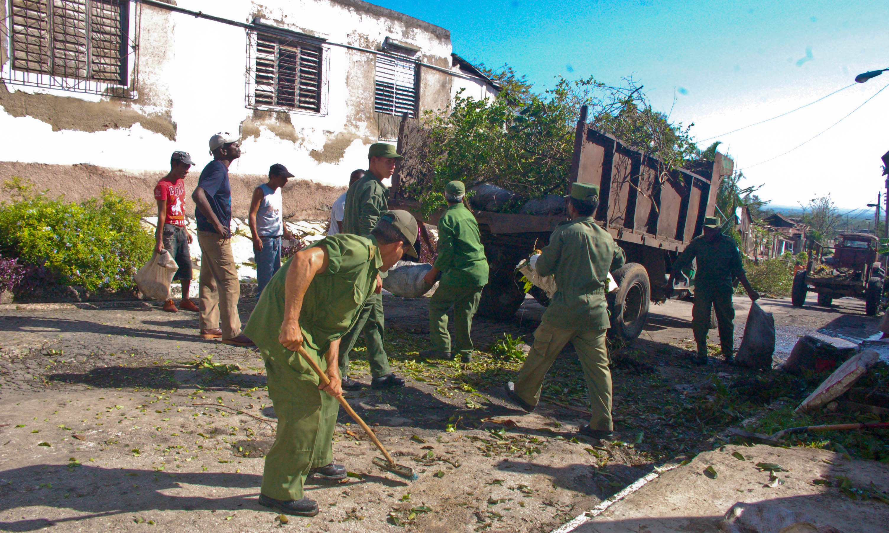 Brigadas en Songo-La Maya tras el paso del huracán Sandy (Fotos de archivo)
