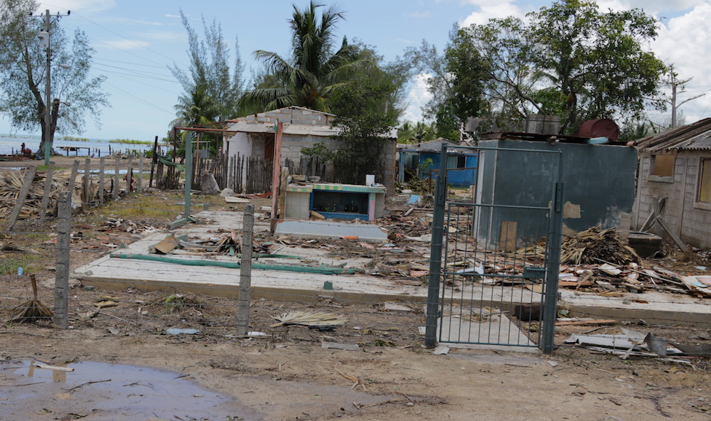 Una de las viviendas que fue declarada como derrumbe total en Playa del Caimito (Foto: Ismario Rodríguez)