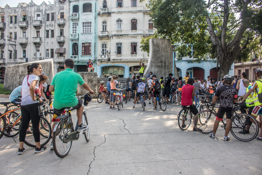 Yasser González habla al inicio de la ruta y recuerda siempre a todos los ciclistas las medidas de seguridad en la vía para evitar accidentes