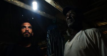 El periodista, Jesús Jank Curbelo, y uno de los damnificados por el huracán Michael (Foto: Marcos Paz)
