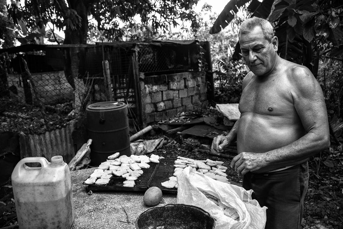 Aquella tarde de junio, justo al inicio de la temporada ciclónica en Cuba, Ricardo tostaba panes viejos en un horno que él mismo había construido con un tanque metálico de 55 galones (Foto: Sadiel Mederos Bermúdez).