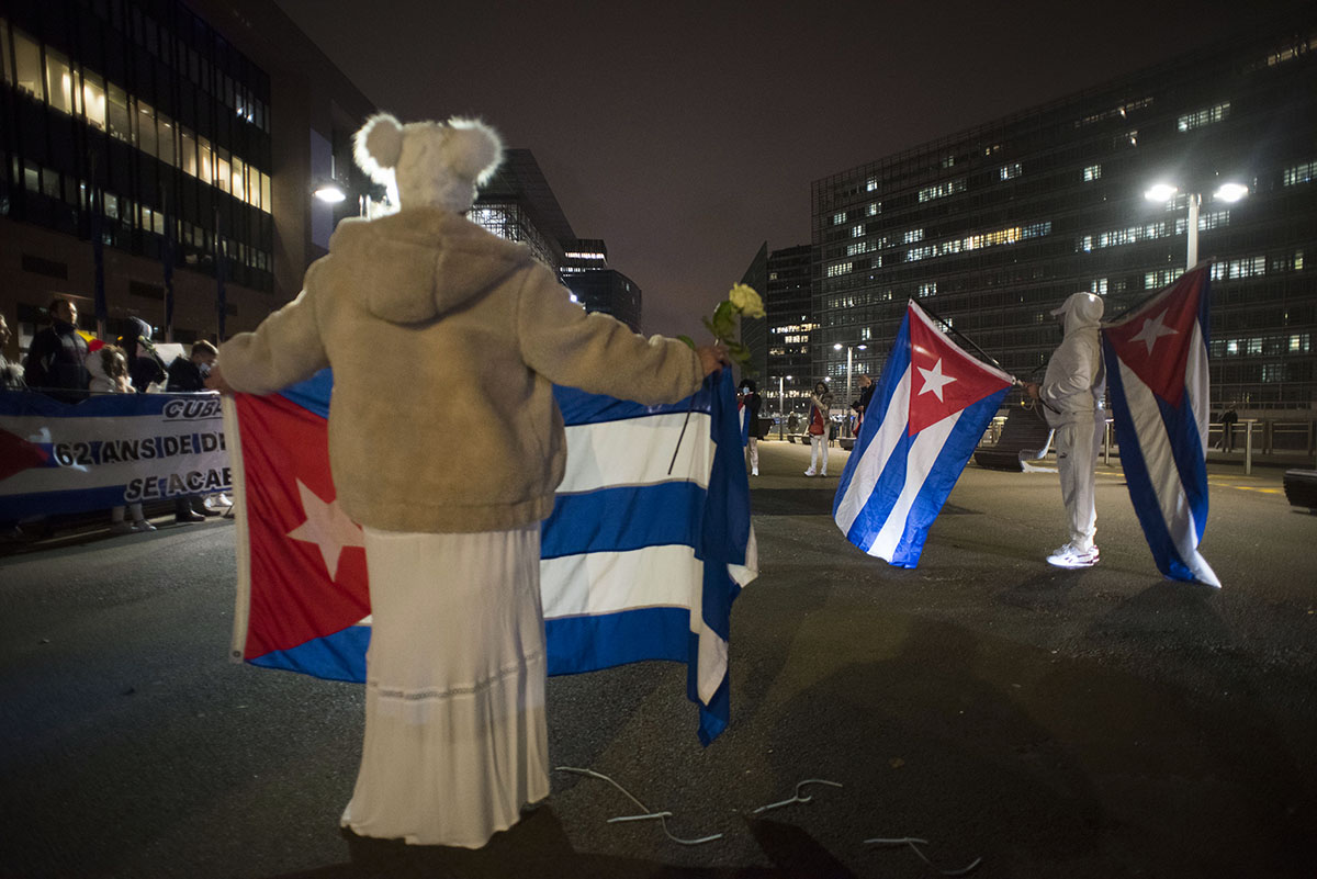 Cubanos frente a la Unión Europea, Bruselas, manifiestan la necesidad de nuevos cambios para la Isla (Foto: Felko).