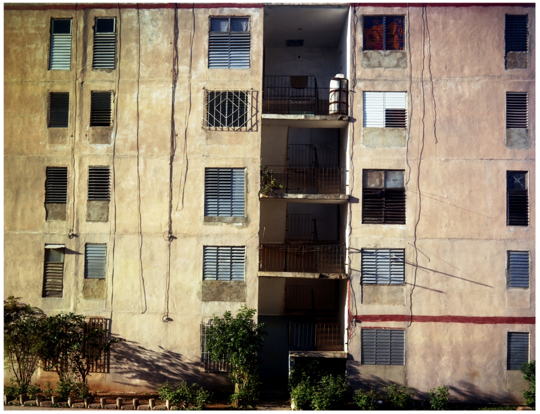 Edificio de vivienda (de la serie La Ciudad de lo Absoluto, 2016 - 2020. Foto: Irolan Maroselli)