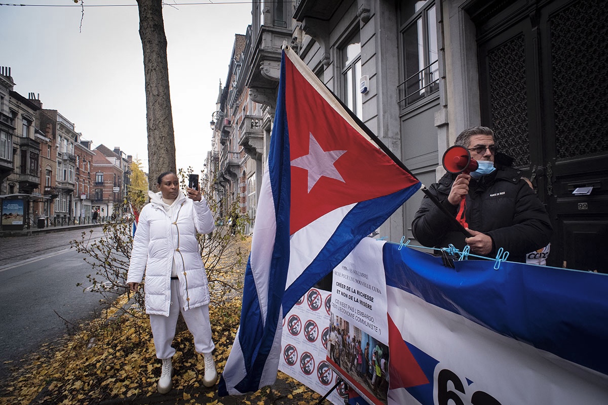 Hace exactamente un mes, cubanos y cubanas en la Avenida Brugmann, Bruselas, expresaron sus demandas frente a la sede de la Misión Diplomática de Cuba en Bélgica (Fotos: Felko).