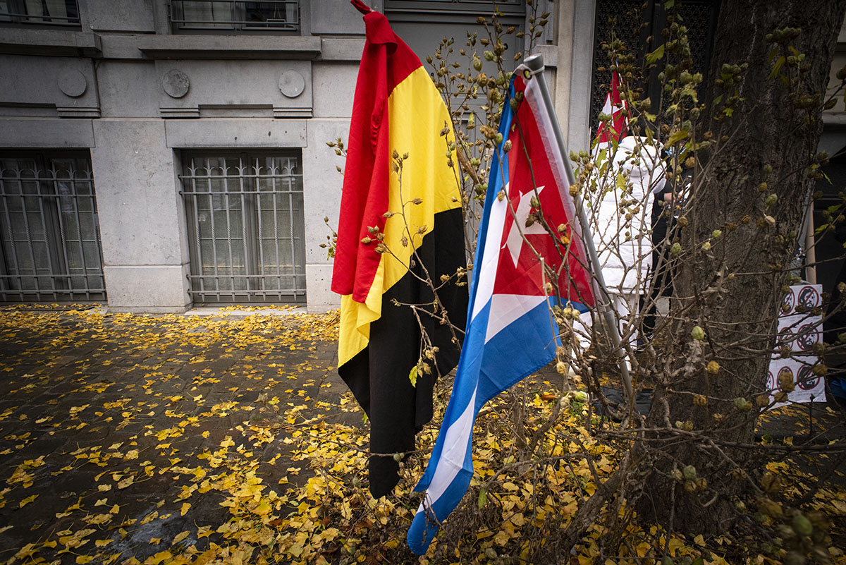 Hace exactamente un mes, cubanos y cubanas en la Avenida Brugmann, Bruselas, expresaron sus demandas frente a la sede de la Misión Diplomática de Cuba en Bélgica (Fotos: Felko).