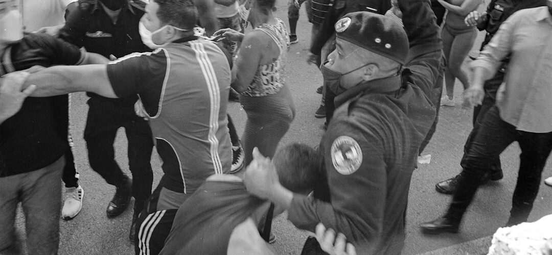 Tropa especial haciendo uso de la tonfa contra manifestante, calle Paseo del Prado (Foto: Archivo de Goon Vibes).