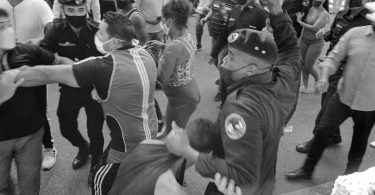 Tropa especial haciendo uso de la tonfa contra manifestante, calle Paseo del Prado (Foto: Archivo de Goon Vibes).
