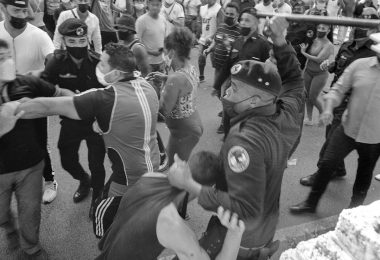 Tropa especial haciendo uso de la tonfa contra manifestante, calle Paseo del Prado (Foto: Archivo de Goon Vibes).