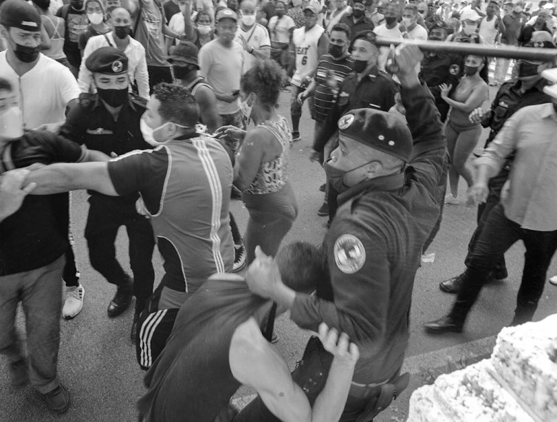 Tropa especial haciendo uso de la tonfa contra manifestante, calle Paseo del Prado (Foto: Archivo de Goon Vibes).