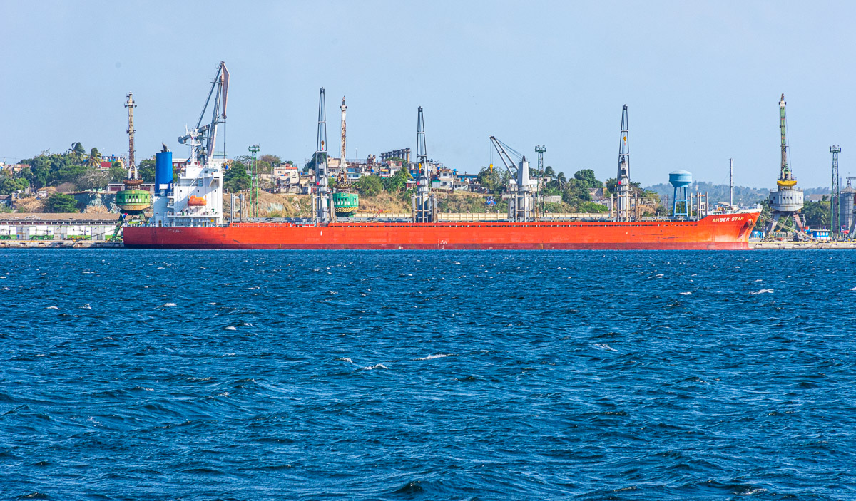 Barco petrolero en la bahía de la Habana.