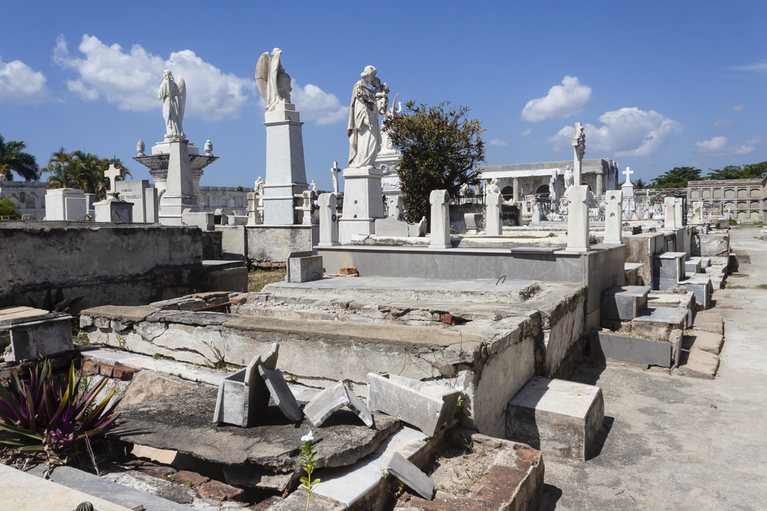 3 Cementerio de reina_Portada