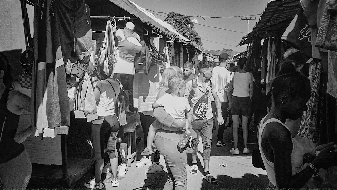 Jóvenes y mujeres con niños visitan los puestos de ventas en la feria para cuentapropistas. La Cuevita, San Miguel del Padrón (Foto: Adriano Alfredo Padura Hernández).