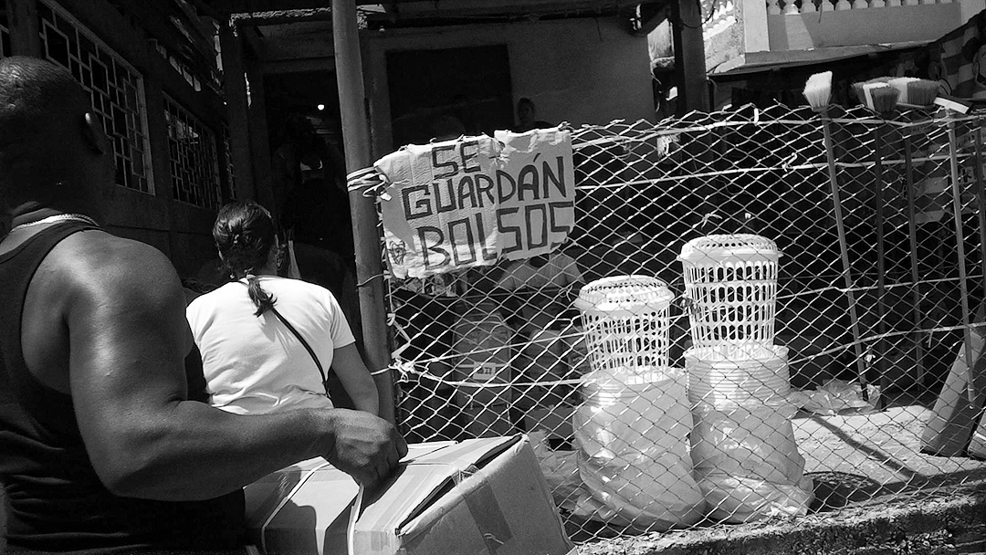 Los guardabolsos en las casas se han vuelto sumamente necesarios para los compradores de otras provincias (Foto: Adriano Alfredo Padura Hernández).