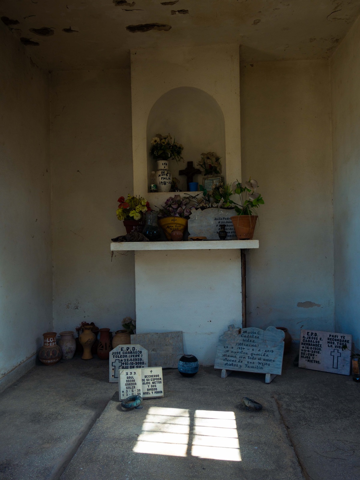 Interior de la bóveda de la familia Pedrozo Pelegrin, una de las pocas estructuras conservadas (Foto: Lucy Gmorell).