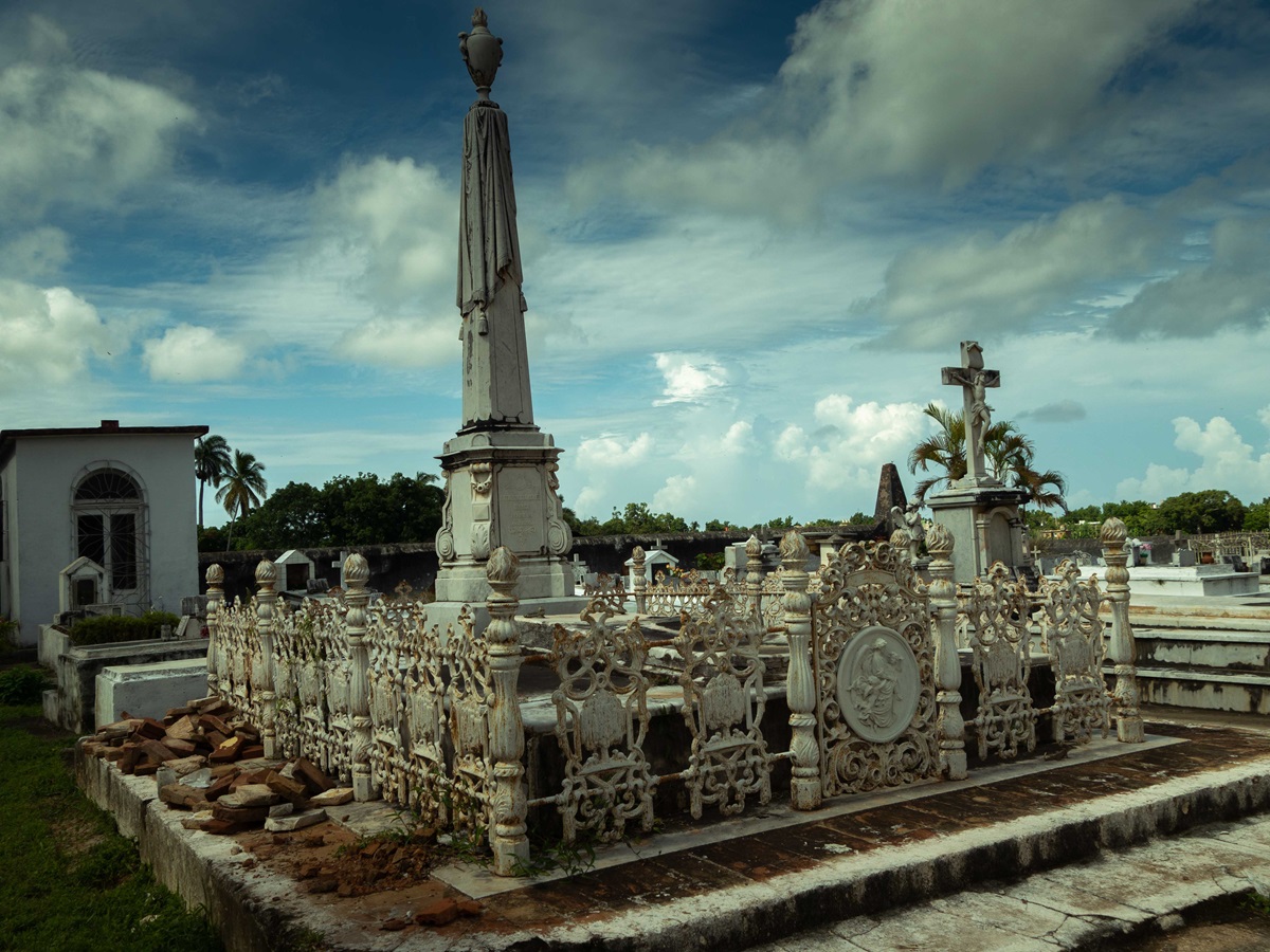 Sepulcro de la familia Sánchez Iznaga, construido en 1890. Las baldosas de su piso están siendo levantadas para marcar el perímetro de sepelios en tierra (Foto: Lucy Gmorell).