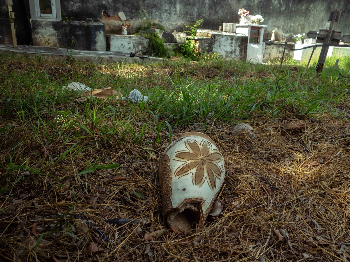 Urna rota. Ala lateral del cementerio (Foto: Lucy Gmorell).