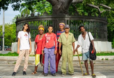 Posando bajo la ceiba (a los extremos), los asiduos al parque; (delante) dos integrantes de la brigada de mantenimiento y (detrás) un matrimonio religioso que consulta en el lugar (Foto: Alina Sardiñas).