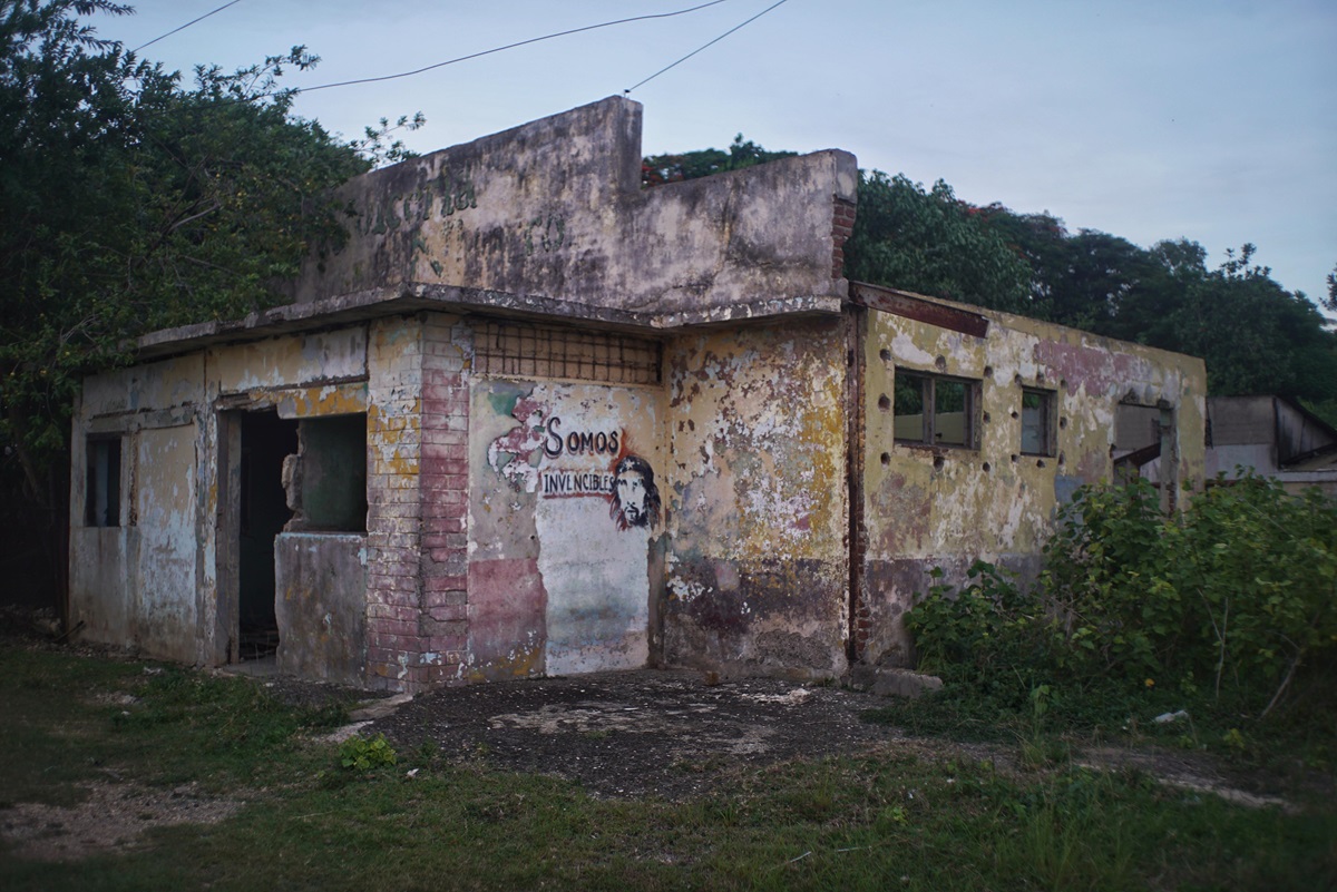 Estructura de viviendas abandonadas frente a la bahía de Nipe (Foto: Néstor Poveda Amador).