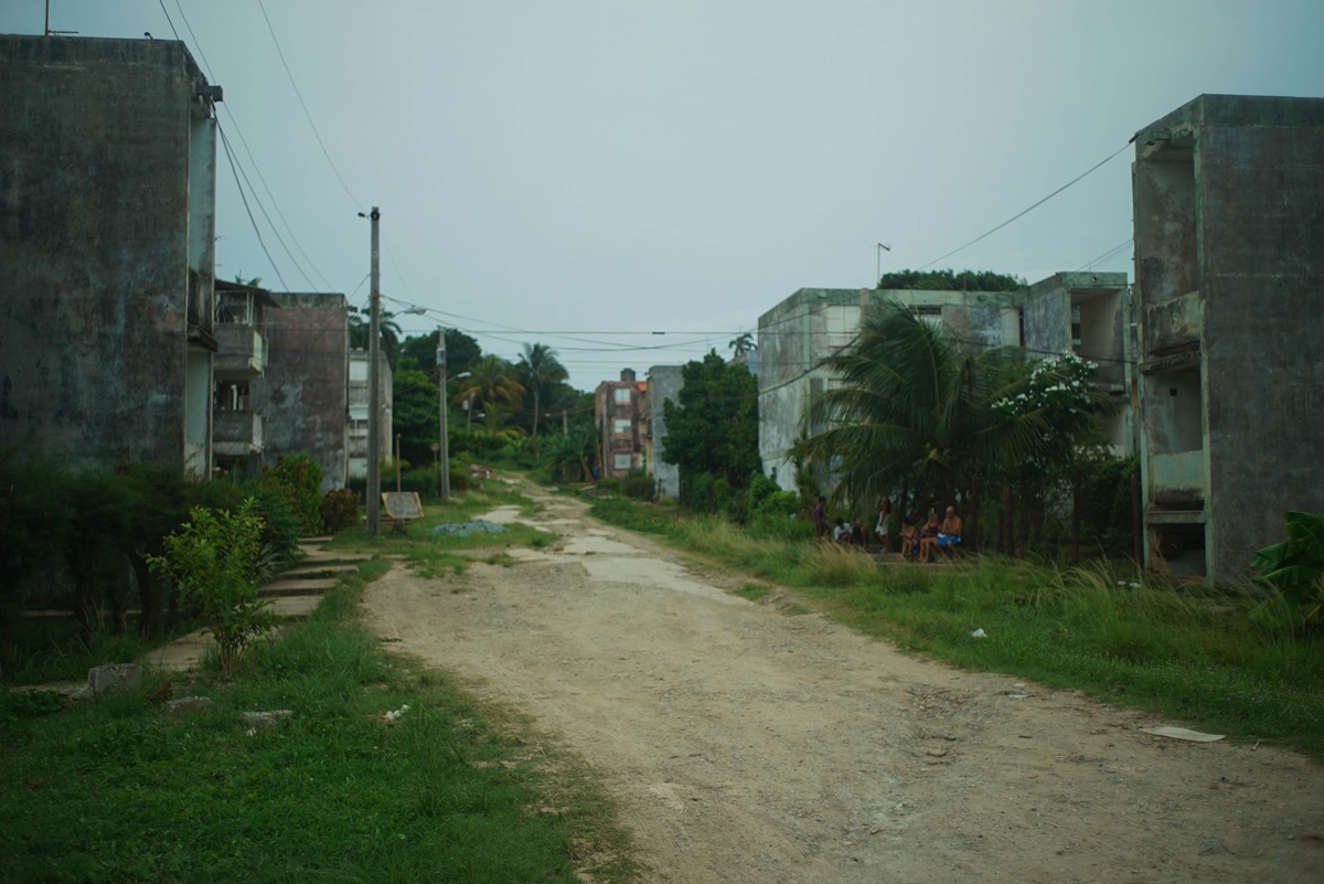 Edificios múltiples construidos para los obreros de la fábrica. Familias reunidas en sus exteriores a causa de las horas de apagón (Foto: Néstor Poveda Amador).