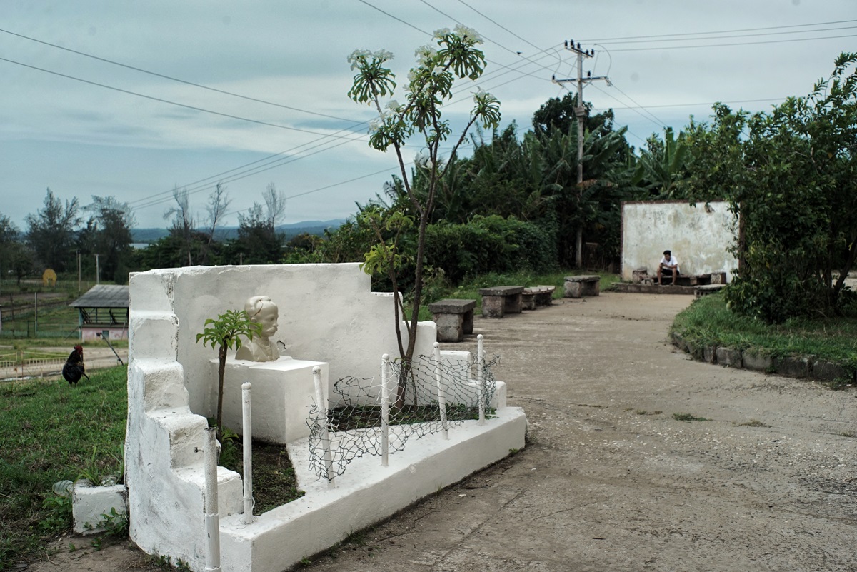 Área común entre los edificios de microbrigada, pueblo de Nicaro (Foto: Néstor Poveda Amador).