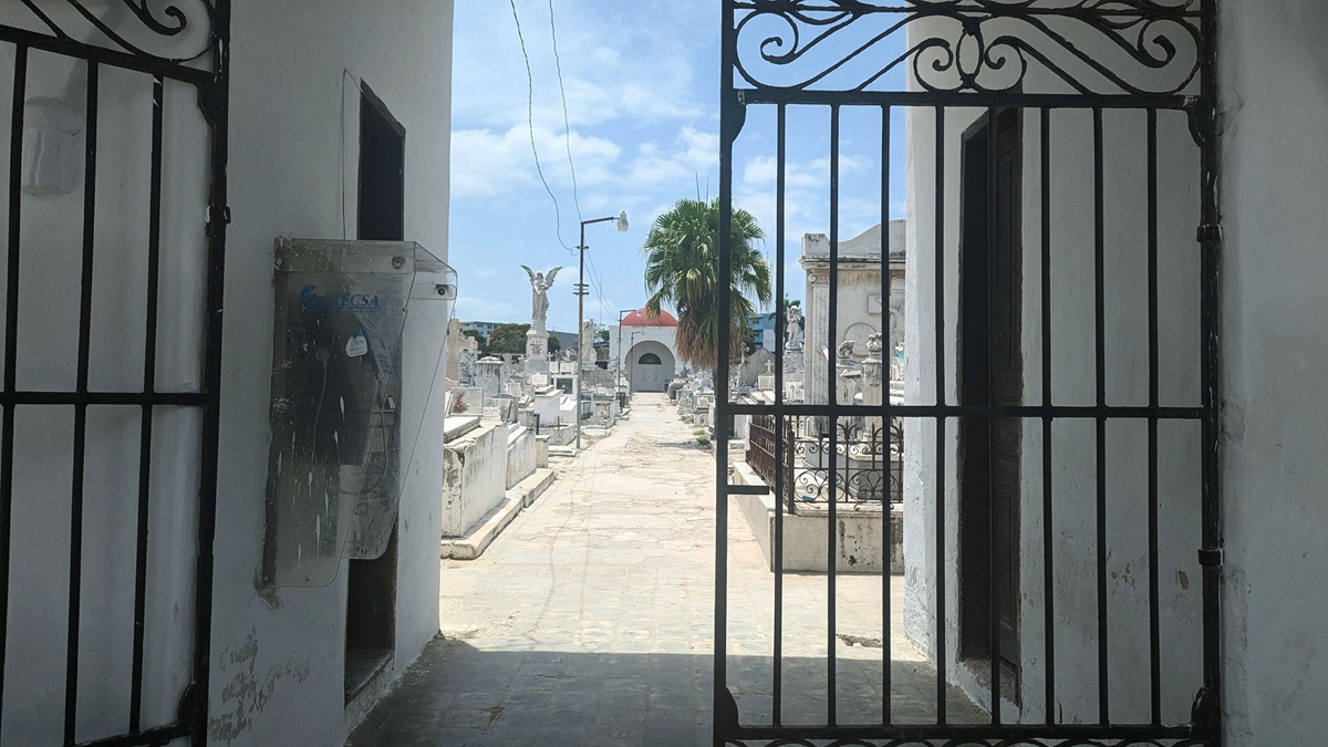 Bienvenida al cementerio viejo de Holguín. En el fondo, la Capilla de Cristo Misericordioso, principal y única, que abre sus puertas solamente los domingos (Foto: Lucy Gmorell).