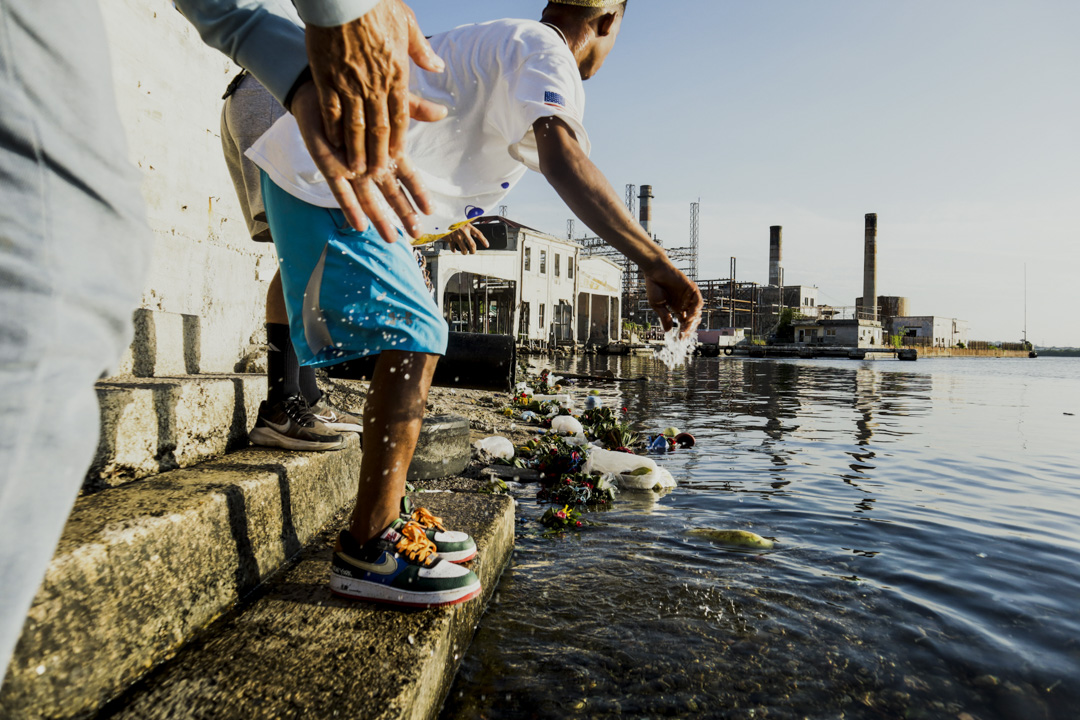 Religiosos se mojan las manos con agua de mar para recibir la bendición de la Virgen de Regla (Foto: Omar Meralla Cruz).