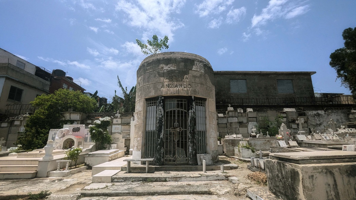 Diversos panteones. Capilla de la familia Gloria Anzardo, benefactora de Holguín; detrás se aprecia el muro y las casas de la ciudad (Foto: Lucy Gmorell).