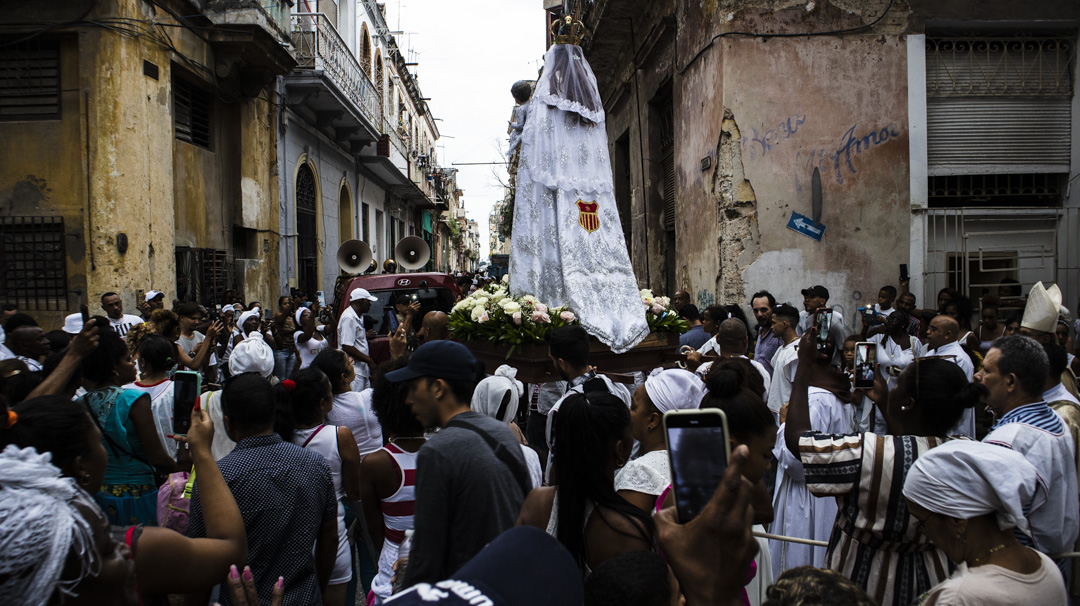 Virgen de las Mercedes rodeada por el pueblo (Foto: Omar Meralla Cruz).