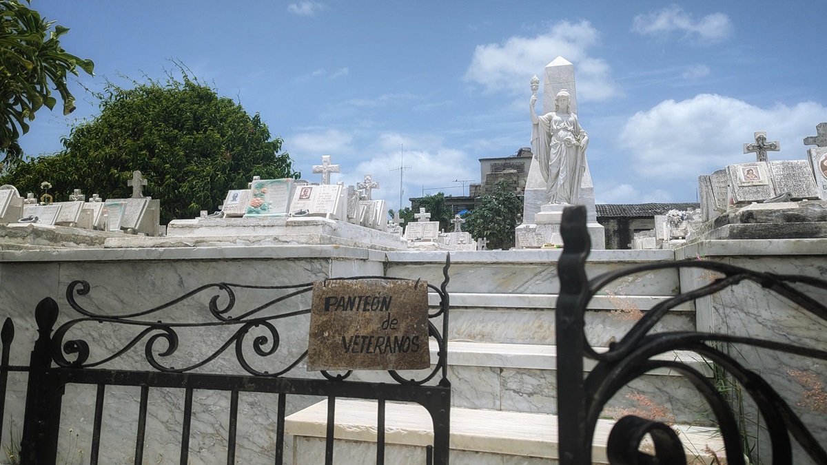 Reja abierta que conduce al Panteón de los Veteranos de la Guerra de Independencia, construido con mármol blanco en 1927. La escultura central fue traída de Italia y representa a la República de Cuba (Foto: Lucy Gmorell).