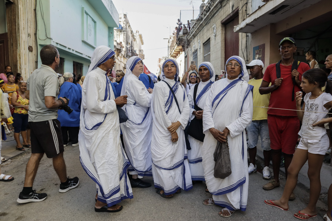 Monjas de la orden Misioneras de la Caridad en la procesión de la Virgen de la Caridad del Cobre (Foto: Omar Meralla Cruz).