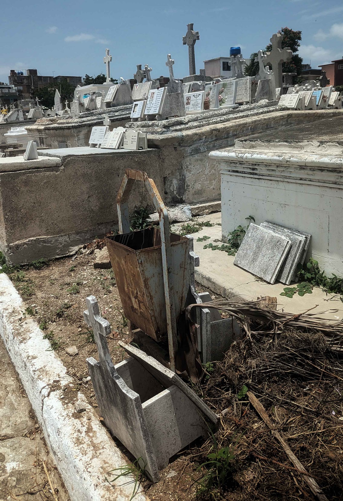 Cesto de basura y cruces que pertenecían a alguna sepultura (Foto: Lucy Gmorell).