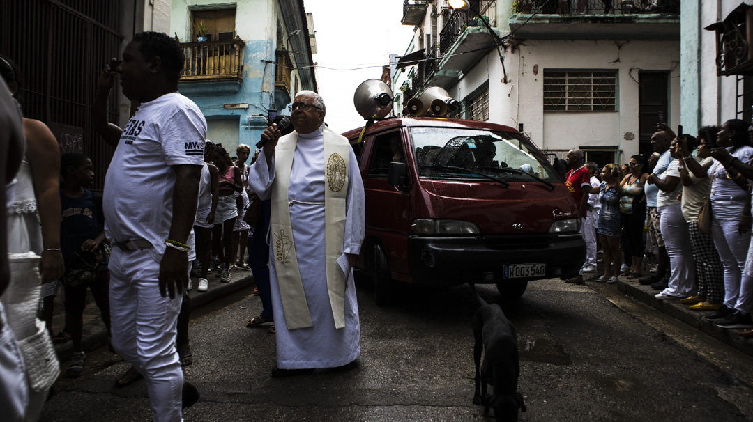 Padre de la Iglesia de la Virgen de las Mercedes bendice a los devotos (Foto: Omar Meralla Cruz).