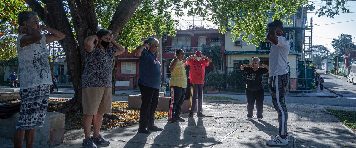 Personas mayores realizando ejercicios de gimnasia en un parque en La Habana, Cuba.