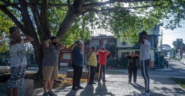 Personas mayores realizando ejercicios de gimnasia en un parque en La Habana, Cuba.