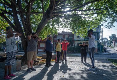 Personas mayores realizando ejercicios de gimnasia en un parque en La Habana, Cuba.