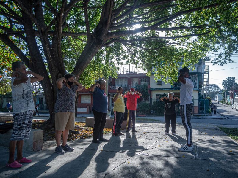 Personas mayores realizando ejercicios de gimnasia en un parque en La Habana, Cuba.