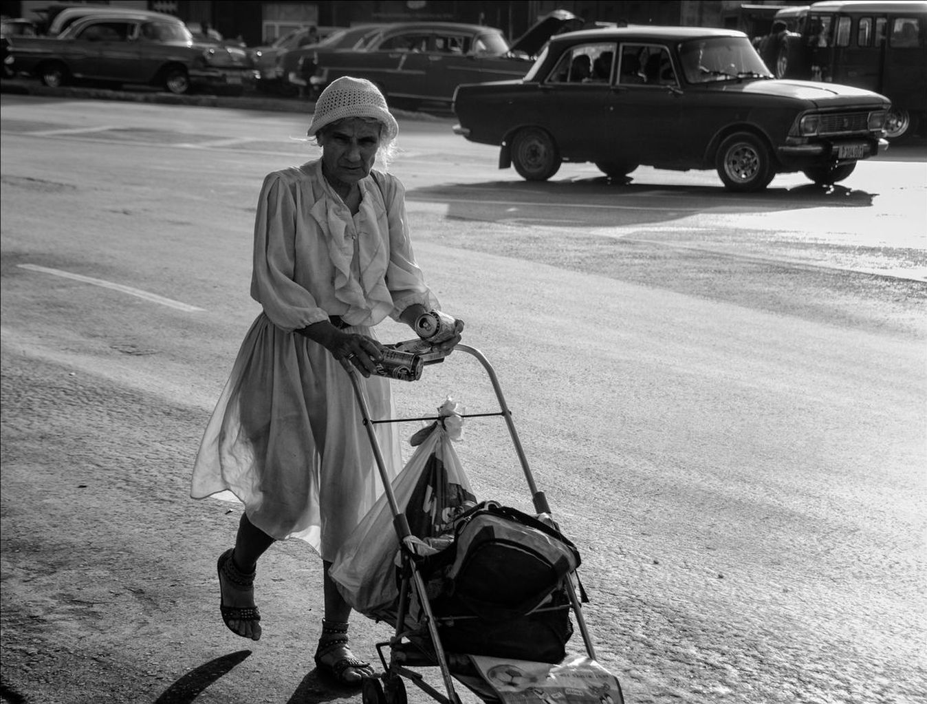 Mujer adulta mayor con carrito en una calle de La Habana, Cuba.