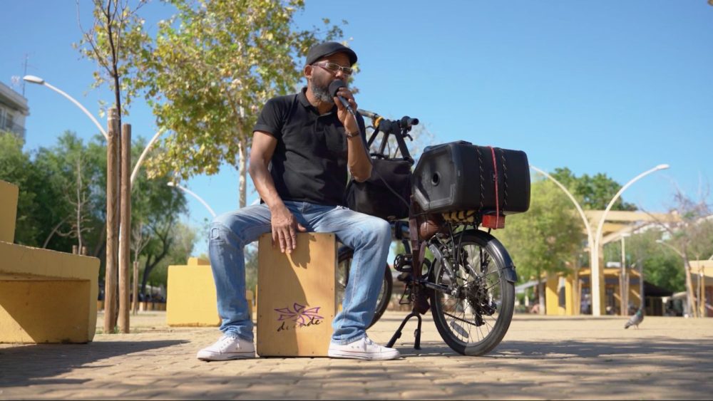 Leonel Aleaga Díaz, músico cubano de 55 años, tocando en la calle en España, reflexionando sobre su vida como migrante y artista.