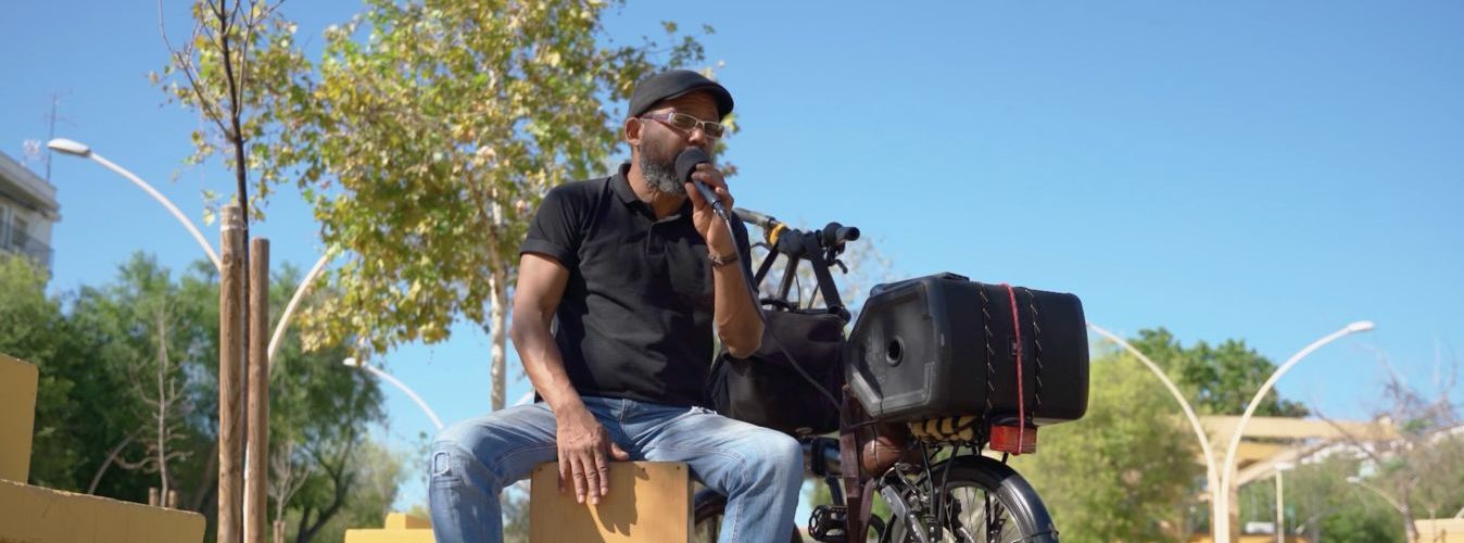 Leonel Aleaga Díaz, músico cubano de 55 años, tocando en la calle en España, reflexionando sobre su vida como migrante y artista.