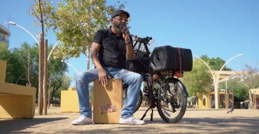 Leonel Aleaga Díaz, músico cubano de 55 años, tocando en la calle en España, reflexionando sobre su vida como migrante y artista.