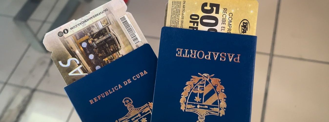 Mano sosteniendo dos pasaportes cubanos y boletos de viaje, simbolizando los procesos de migración desde Cuba hacia Canadá.