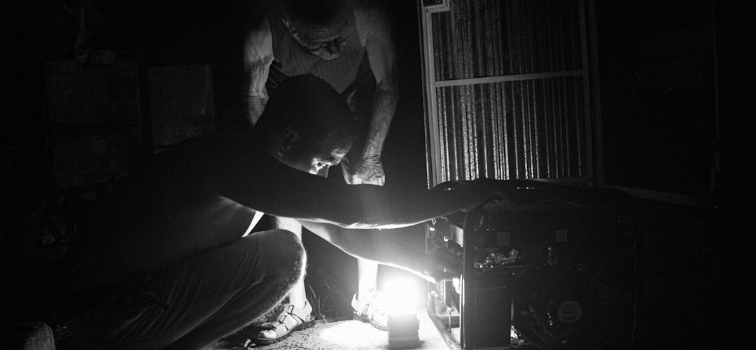 Familia intentando encender la planta eléctrica en El Naranjal, Matanzas