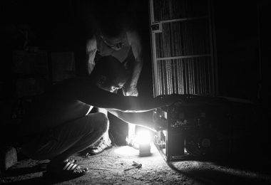 Familia intentando encender la planta eléctrica en El Naranjal, Matanzas