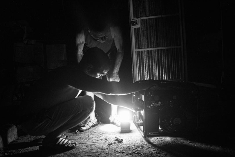 Familia intentando encender la planta eléctrica en El Naranjal, Matanzas